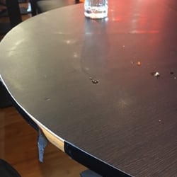 QQ Sushi Lounge - Der Tisch könnte mal gemacht werden und die Wand ist ROSA?!??