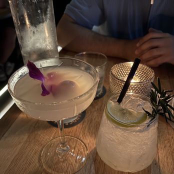 Moxies - Lychee Martini and Bombay Peach Lemonade - Lounges Near Me - Miami, Florida Moxies - Lychee Martini and Bombay Peach Lemonade - Lounges Near Me - Miami, Florida