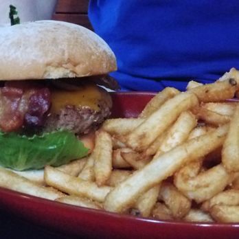 Maui Brewing - Kahuna Burger - 50% grass fed beef, 50% bacon... soo good! - Brewpubs Near Me - Lahaina, Hawaii