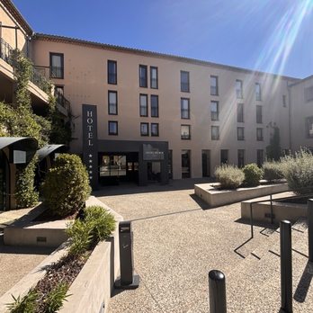 Hôtel les Chevaliers - Baggage unloading area in front of the Hotel - Hotels Near Me - Carcassonne, 11