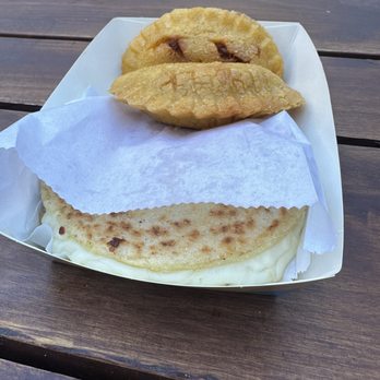 El Pilón - Cheese Arepa, 2 Classic Chicken Empanada - Food Trucks Near Me - Portland, Oregon El Pilón - Cheese Arepa, 2 Classic Chicken Empanada - Food Trucks Near Me - Portland, Oregon