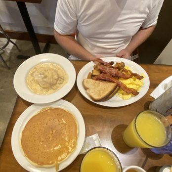Slappy Cakes - Biscuits & gravy Eggs & bacon Side of Buttermilk pancake - Breakfast & Brunch Near Me - Lahaina, Hawaii Slappy Cakes - Biscuits & gravy Eggs & bacon Side of Buttermilk pancake - Breakfast & Brunch Near Me - Lahaina, Hawaii