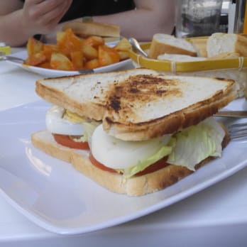 El Ruedo - Sándwich vegetal (atún, huevo, tomate y lechuga) - Tapas Bars Near Me - Madrid, M