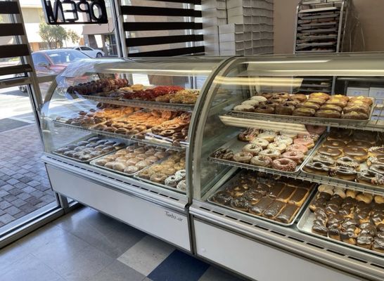 Dee's Donuts by null