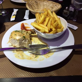 Restaurant 600 - Suprême de volaille 15,50€. Accompagné de sa sauce aux morilles, avec frites et salade frisée à la vinaigrette maison. - French Near Me - Nancy, 54 Restaurant 600 - Suprême de volaille 15,50€. Accompagné de sa sauce aux morilles, avec frites et salade frisée à la vinaigrette maison. - French Near Me - Nancy, 54