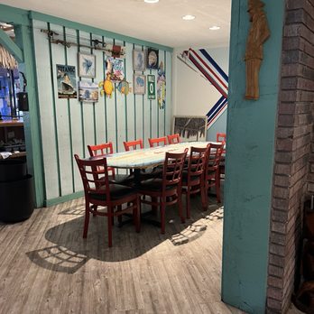 Parrot Island Grill - Dining area for 12 - Seafood Near Me - Okeechobee, Florida Parrot Island Grill - Dining area for 12 - Seafood Near Me - Okeechobee, Florida