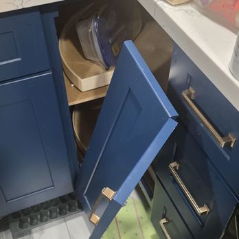 Cali First Remodel - This is the cheap work of a cabinet one of many put into my kitchen. It didn't even last a month and a half! BAD NEWS!!! - General Contractors Near Me - Marina del Rey, California
