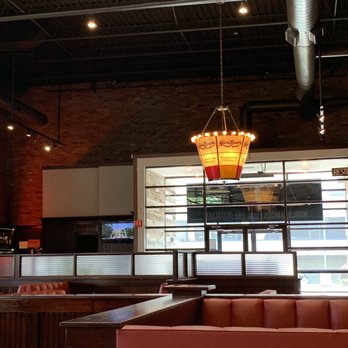 Giordano's - Seating Area - Pizza Near Me - Oakbrook Terrace, Illinois