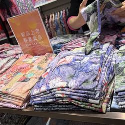 永安百貨 - New tops , colorful and good for summer