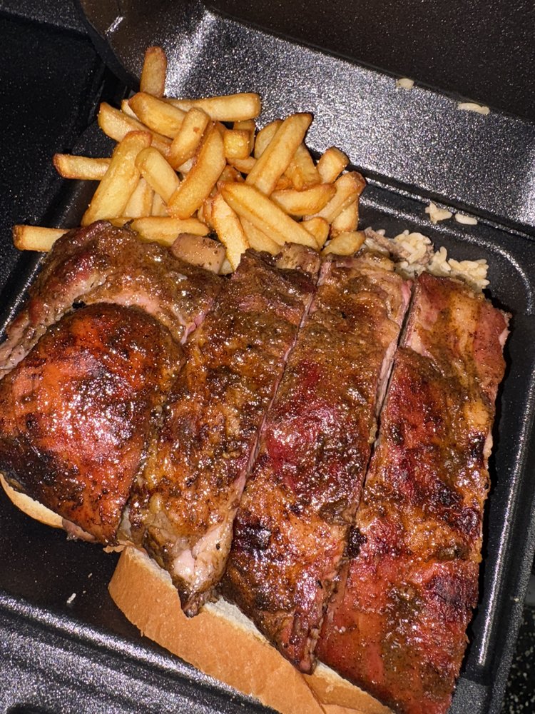 Food from Don Que’s Southern BBQ