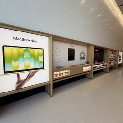 Apple Victoria Gardens - With this renovation, the area between the accessories and the shelves are more accessible and wider