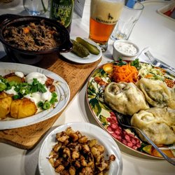 Familia Bistro - Rindereintopf, gedämpfte Teigtaschen und Bier aus Vilnius