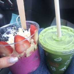 Green juice and dragonfruit açaí bowl!! YUMMY!! Excuse the nails. LOL