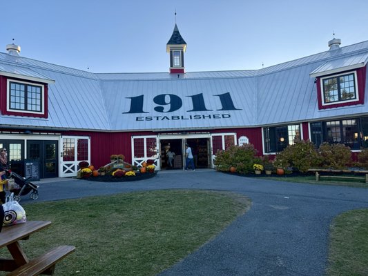 Beak & Skiff Apple Hill Campus / 1911 Tasting Room by null