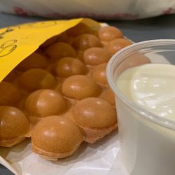 Happy Lemon - Original egg waffle with salted cheese dip - it's so good!