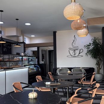 Coffee Fix - café seating area - Coffee & Tea Near Me - Wethersfield, Connecticut
