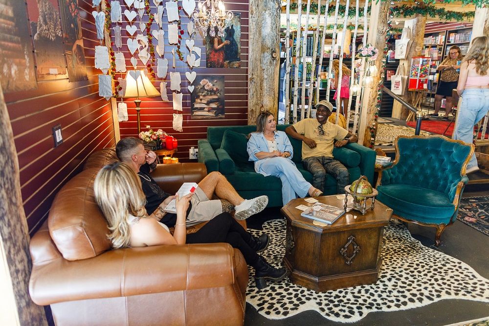 Reigning Pages Book Shoppe Logo