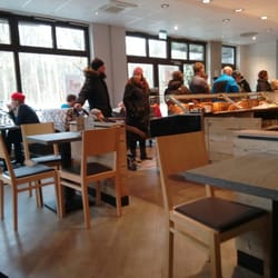 Bäckerei Exner - Lange Schlange pünktlich um 15 Uhr am Sonntag