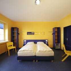 Bed'nBudget Expo-Hostel - Zimmerbeispiel: Doppelzimmer mit Dusche + Waschtisch, Flat-TV, Schreibtischplatte, mehreren Steckdosen, Ice-Cube im BednBudget,