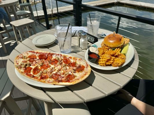 Lola's Lakehouse by null