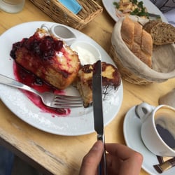 Chwila Moment - Pain perdu - brioche obsmażana jakiem z owocami, syropem klonowym i kwaśną śmietaną