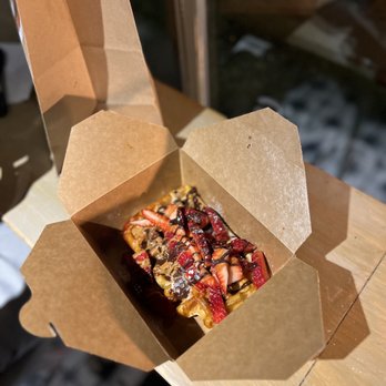 Zinneken's - Harvard Square - The Zinneken's Waffle with Strawberries - Belgian Near Me - Cambridge, Massachusetts