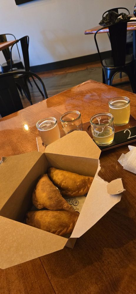 410 Empanadas Logo