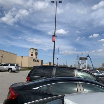 Chicago Premium Outlets - Parking lot/sign for the outlet mall - Shopping Centers Near Me - Aurora, Illinois