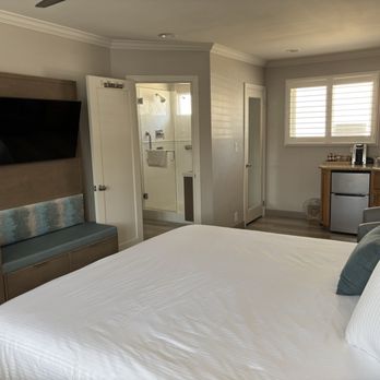 Marina Beach Motel - King bedroom w/kitchenette - Hotels Near Me - Santa Barbara, California