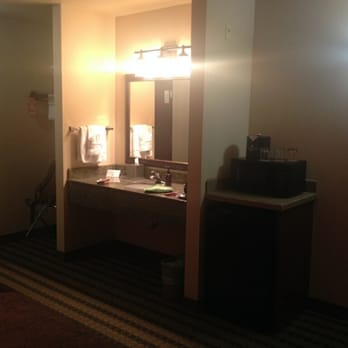 Oxford Suites Pendleton - King Suite Vanity & Fridge/Microwave Area - Hotels Near Me - Pendleton, Oregon