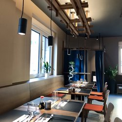 Akeno - Der vordere Bereich des Restaurants. Hinten in der Ecke des Raumes ist der Eingang zu sehen.