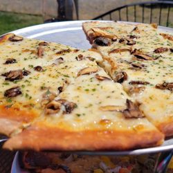 Hood Crest Winery and Distillers - Pizza is fab! Thin crust.