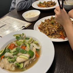 HapLi Restaurant - Chicken with mixed veggies and fried noodles, kids loves it