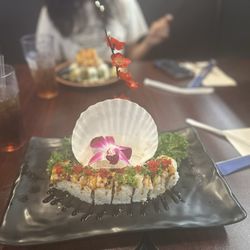 Motto Asian Cuisine - Beauty and the Beast roll