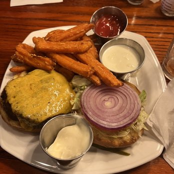 Sam Snead's Tavern - Mmmmmm yummy. Delicious burger. - Steakhouses Near Me - Savannah, Georgia