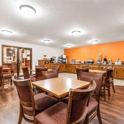 Howard Johnson Hotel & Suites by Wyndham Oacoma - Breakfast Area