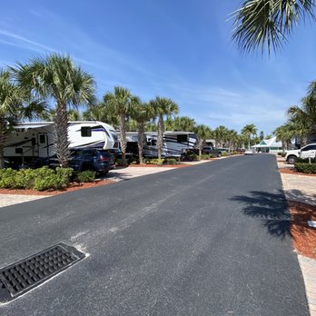 Water's Edge Motorcoach & RV Resort - Resorts Near Me - Okeechobee, Florida Water's Edge Motorcoach & RV Resort - Resorts Near Me - Okeechobee, Florida