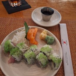 Hamachi roll and sake sashimi, with iced tea Hamachi roll and sake sashimi, with iced tea