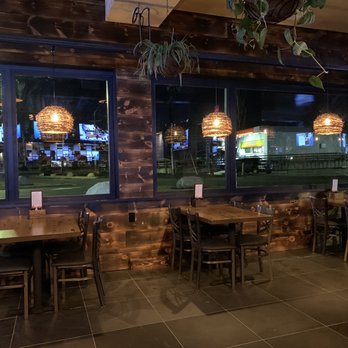 Sam Walker’s - Inside dining area - American Near Me - Woburn, Massachusetts
