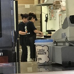 Little Caesars Pizza - Cutting vegetables with NO gloves