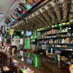 The Mucky Duck Pub - Bar and mugs