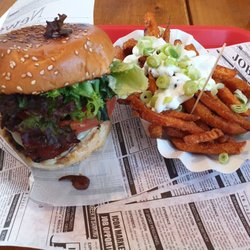 MONKEY'S BURGER - Cheeseburger mit extra Schmorrzwiebeln und Bacon, dazu Süßkartoffelpommes mit Sour Cream und Frühlingszwiebeln