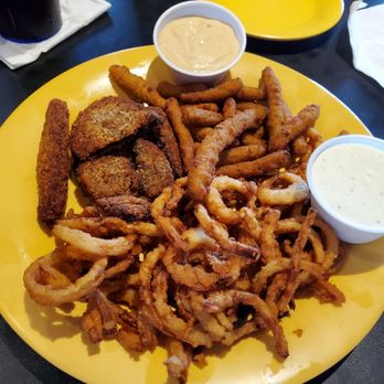 The Creek Pub & Grill - Sampler w/onion Tangiers, green beans, & mushrooms. - American Near Me - Chatham, Illinois