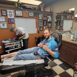 Body Piercing Unlimited - Getting ready with Eddy  to do my new tattoo.