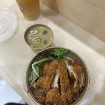Ah Leng Chicken & Rice - Crispy Chicken w/ Green Curry - Thai Near Me - Chantilly, Virginia