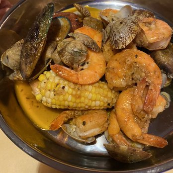 Juicy buffet - a bowl of seafood and corn - Seafood Near Me - South Bend, Indiana