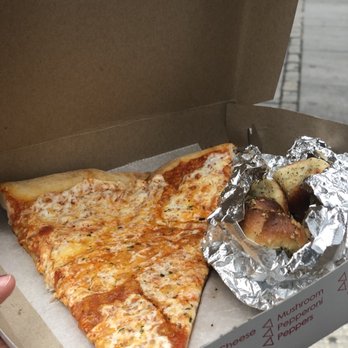Front Street Pizza - 6 Garlic Knots - Pizza Near Me - Brooklyn, New York