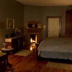 Hamilton House Bed & Breakfast - Degas room featuring king bed, gas fireplace, large jetted tub