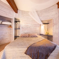 Lotus Garden Hilo - The Lohi Apartment features a King Bed and boat like wooden walls.