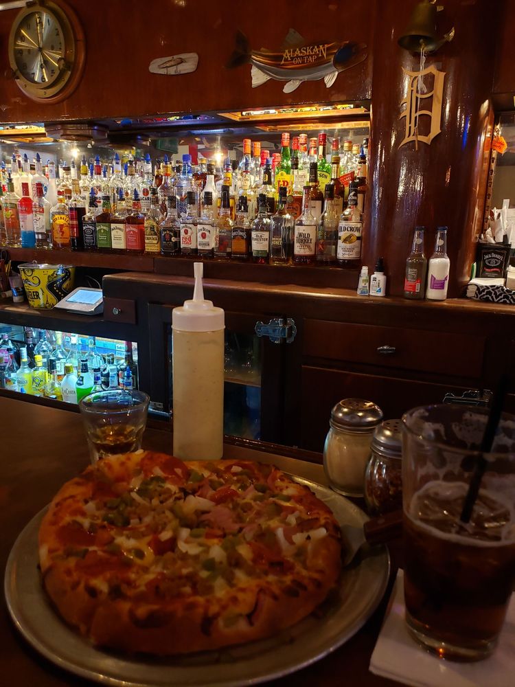 Blue Water Sports Bar & Grill Logo